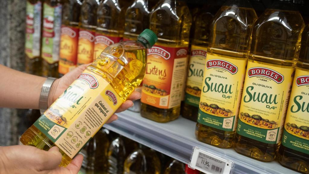 Botellas de aceite en un supermercado