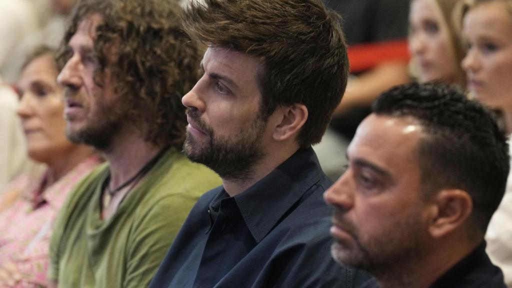 Xavi Hernández, Gerard Piqué y Carles Puyol en el acto de despedida de Sergi Roberto