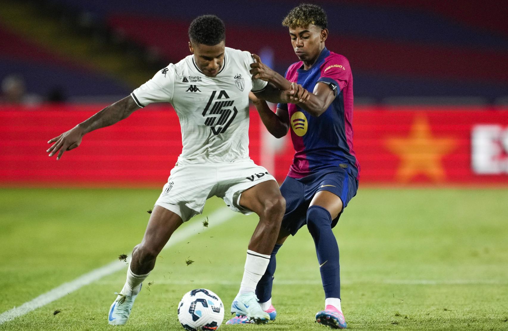 Lamine Yamal durante el Barça-Mónaco