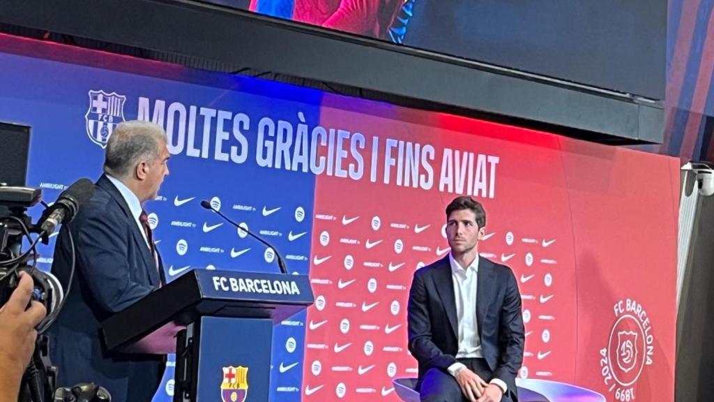 Joan Laporta se despide de Sergi Roberto en el Auditori 1899