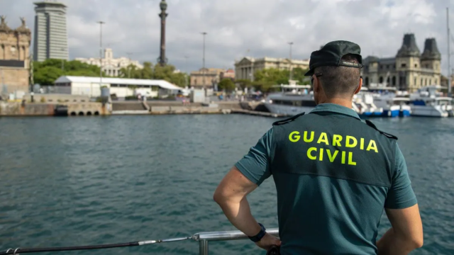 Imagen de un agente de la Guardia Civil en el Puerto de Barcelona