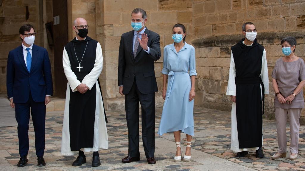 Acompañados de Salvador Illa (1i), del abad Octavi Vilà (2i), del prior Rafael Barrué (2d) y de la exdelegada del Gobierno en Cataluña Teresa Cunillera, los Reyes Felipe VI (3i) y Letizia (4i) visitan el Monasterio de Santa María de Poblet en 2022