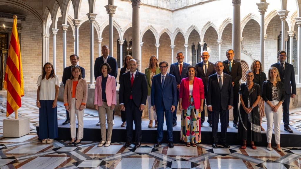 El presidente de la Generalitat, Salvador Illa (c), posa junto al nuevo Govern tras el primer Consell Executiu