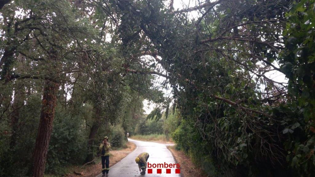 Bomberos atendiendo una incidencia por el mal tiempo en Girona