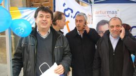 Imagen de Xavier Solà (izquierda), en una carpa electoral de CiU