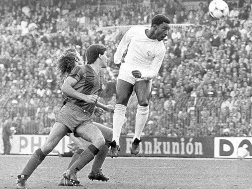 Laurie Cunningham, en un partido contra el Barça