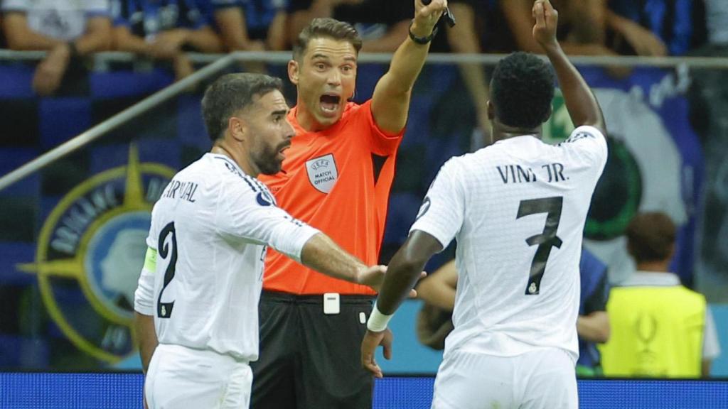 Vinicius Jr y Dani Carvajal protestan una decisión del árbitro en la final de la Supercopa