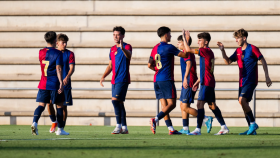 Los jugadores del Barça B se felicitan por un gol en la pretemporada