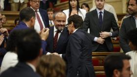 El nuevo president de la Generalitat de Cataluña, Salvador Illa, es felicitado por el el líder del PP de Catalunya, Alejandro Fernández, tras la investidura en el Parlament