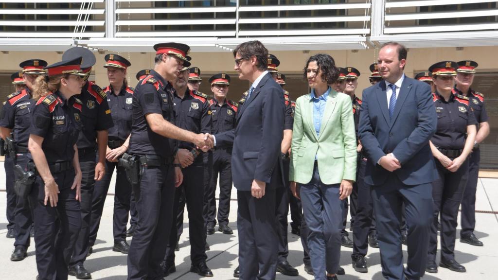 El presidente de la Generalitat, Salvador Illa, y el comisario jefe de los Mossos d'Esquadra Eduard Sallent, se saludan durante una visita al Complejo Central