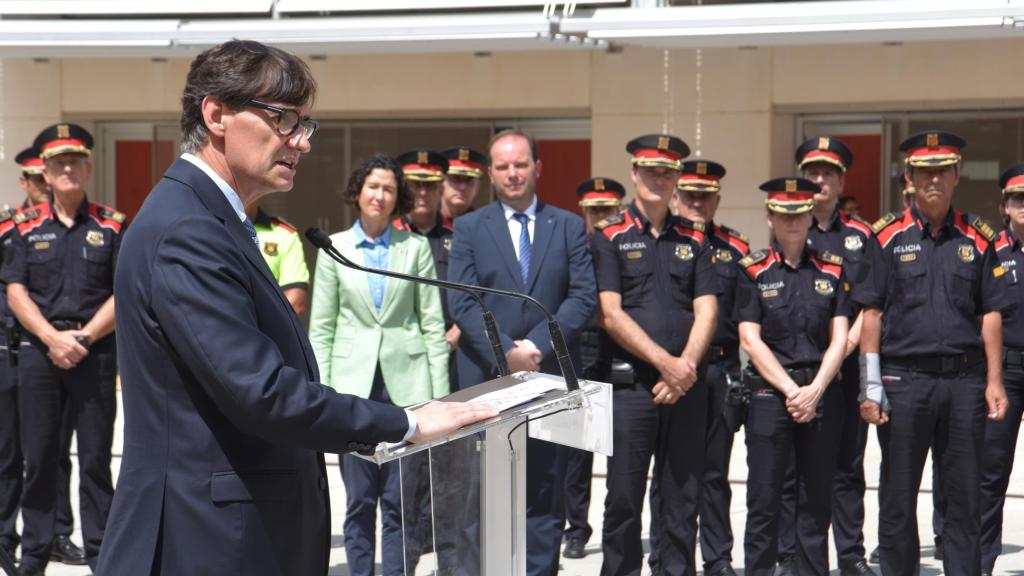 El presidente de la Generalitat, Salvador Illa, interviene durante una visita al Complejo Central de Mossos d'Esquadra