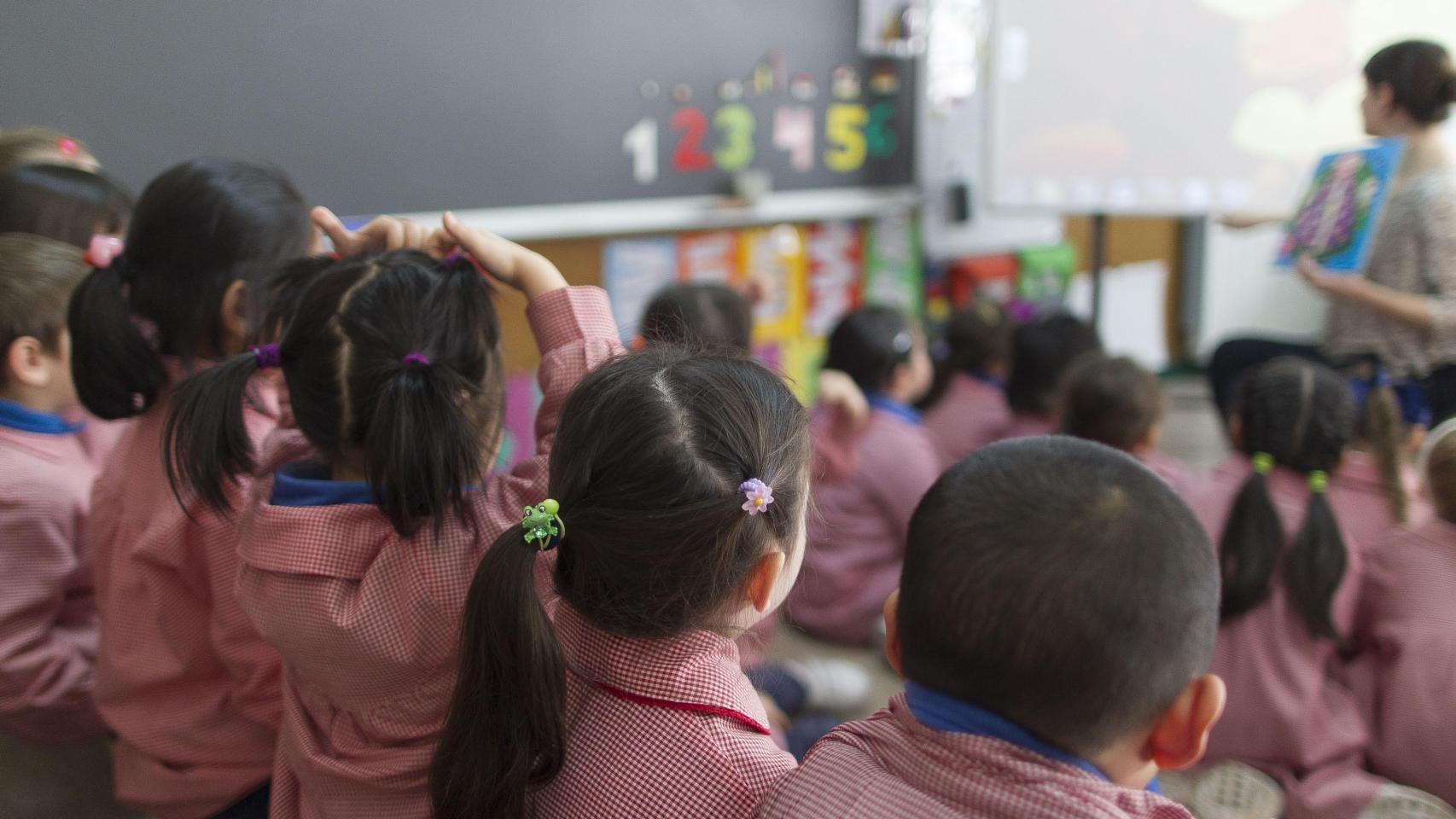 Una profesora en un aula con alumnos de primaria