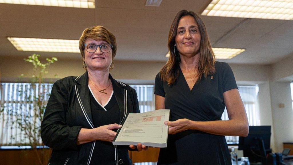 Anna Simó y Esther Niubó, en el traspaso de carteras, este lunes