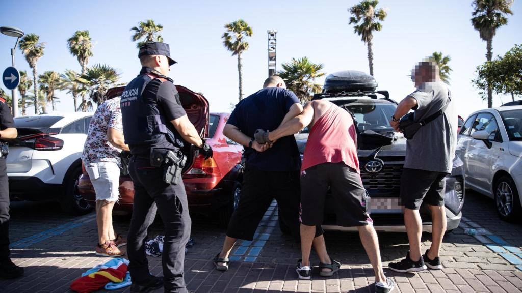 Agentes 'fura' y de uniforme registrando a un sospechoso en la playa de Salou