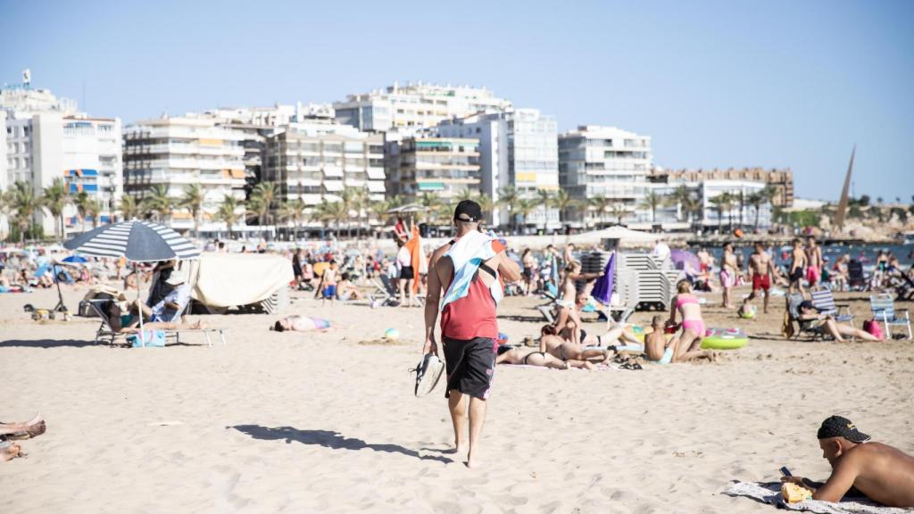 Agente de paisano de los Mossos d'Esquadra, patrullando por la playa de Salou