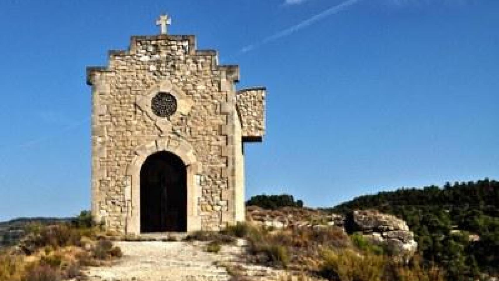 Graban un vídeo para adultos delante de una ermita de Lleida