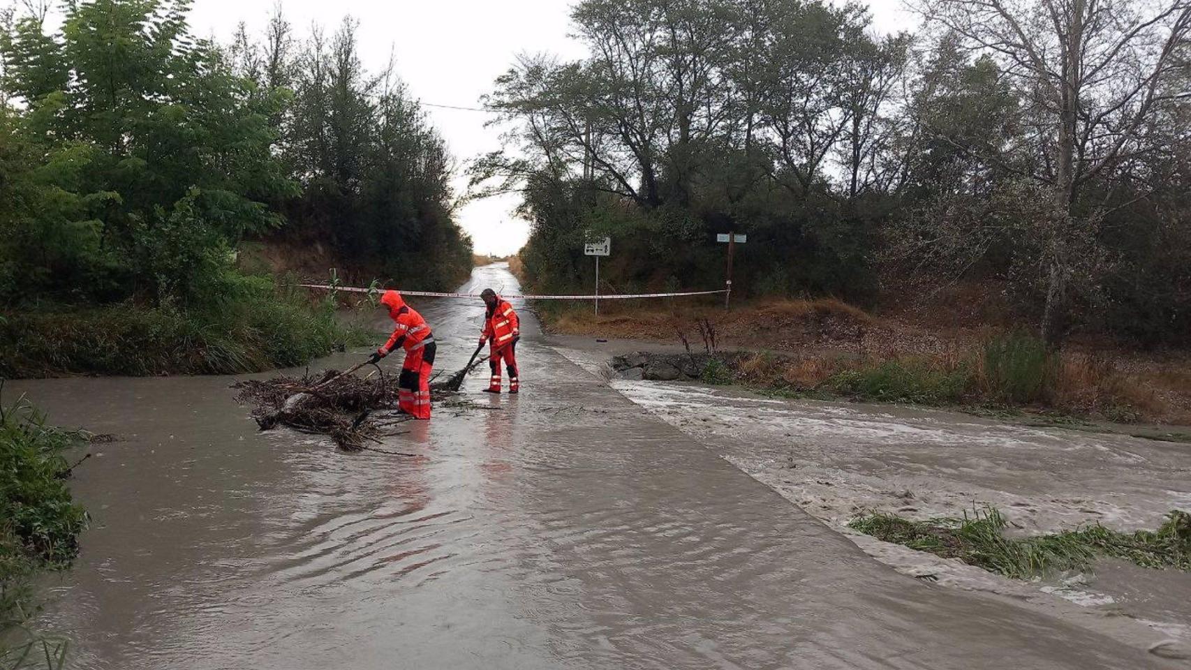 Bomberos trabajando en Santa Eugènia de Berga