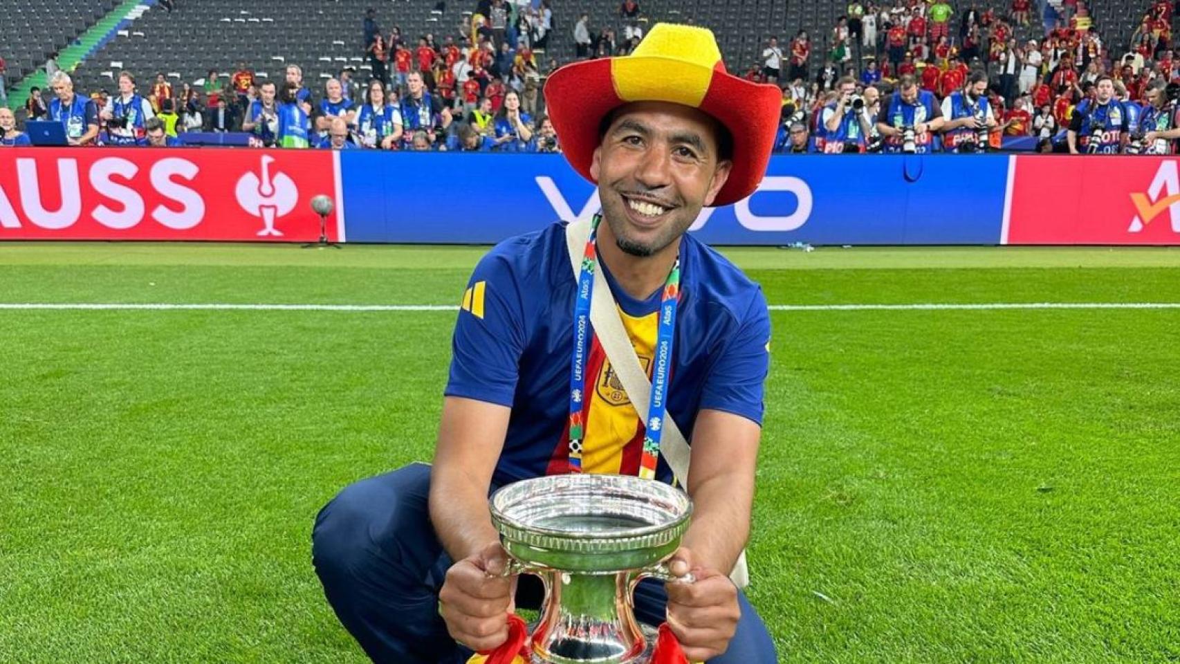 El padre de Lamine Yamal posa con el trofeo de la Eurocopa