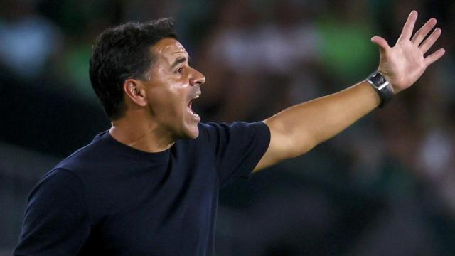 Míchel Sánchez da instrucciones durante el Betis-Girona