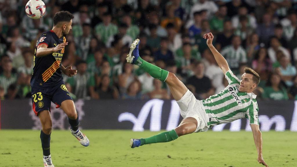 Iván Martín pugna por un balón con Diego Llorente