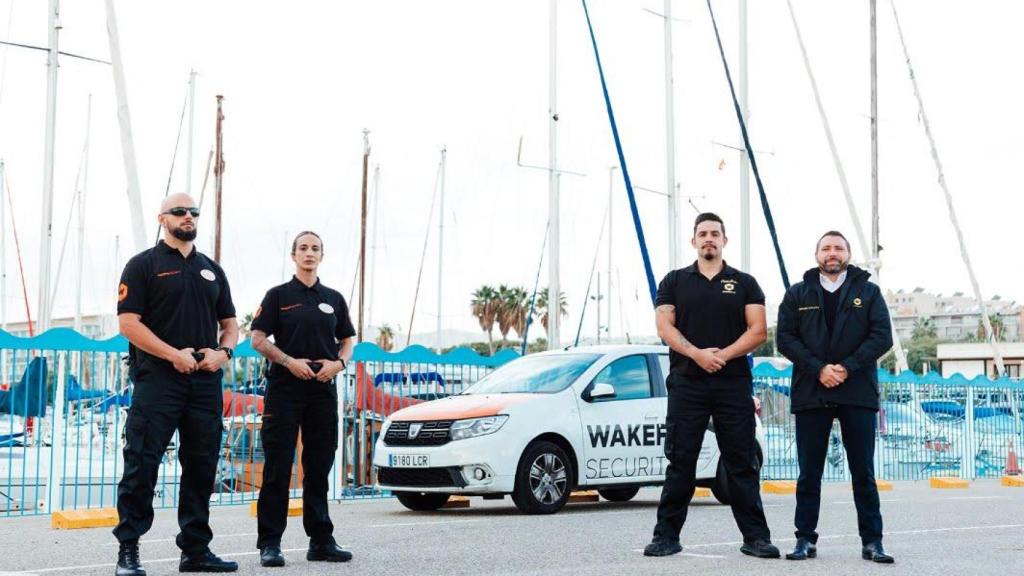 Vigilantes de Wakeful, en un puerto deportivo