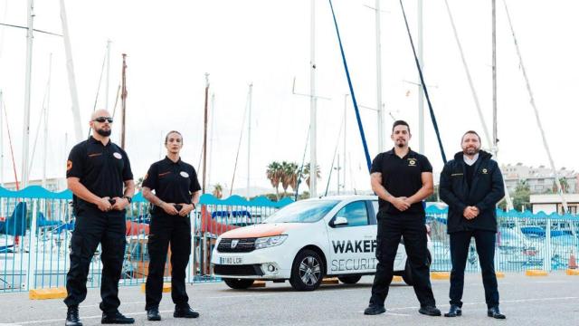 Vigilantes de Wakeful, en un puerto deportivo