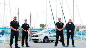 Vigilantes de Wakeful, en un puerto deportivo