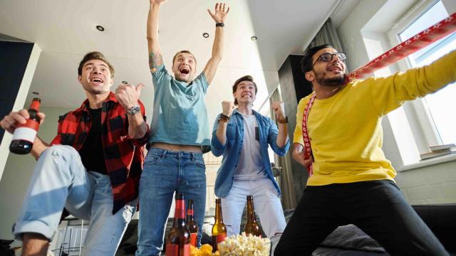 Imagen de un grupo de amigos viendo un partido de fútbol