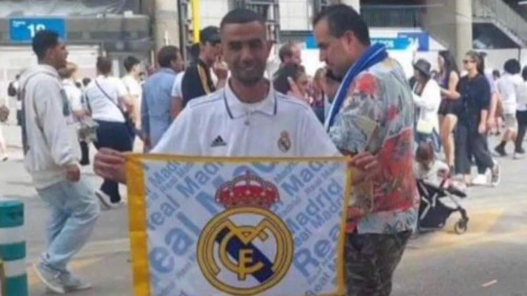 El padre de Lamine Yamal, en el Santiago Bernabéu con una camiseta y una bufanda del Real Madrid