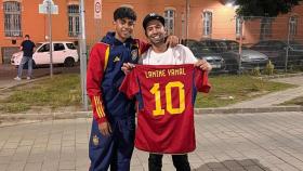 Lamine Yamal y su padre Mounir Nasraoui, con la camiseta de la selección española