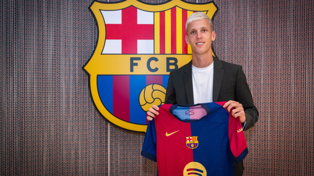 Dani Olmo, con la camiseta del Barça tras formalizar su fichaje