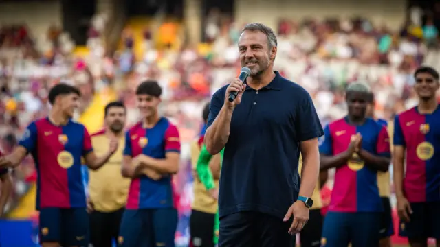 Hansi Flick toma la palabra durante la presentación del Barça en el Trofeo Joan Gamper