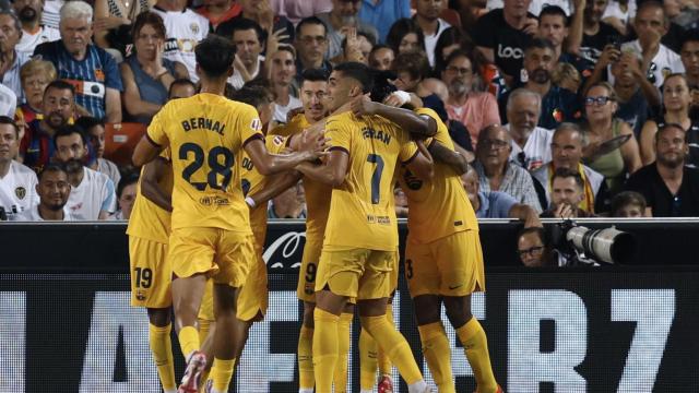 Los jugadores del Barça celebran el doblete de Lewandowski contra el Valencia