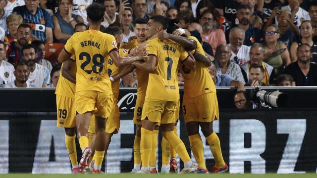 Los jugadores del Barça celebran el doblete de Lewandowski contra el Valencia