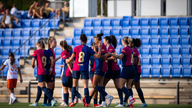 Las jugadoras del Barça Femenino se felicitan por un gol contra el Montpellier