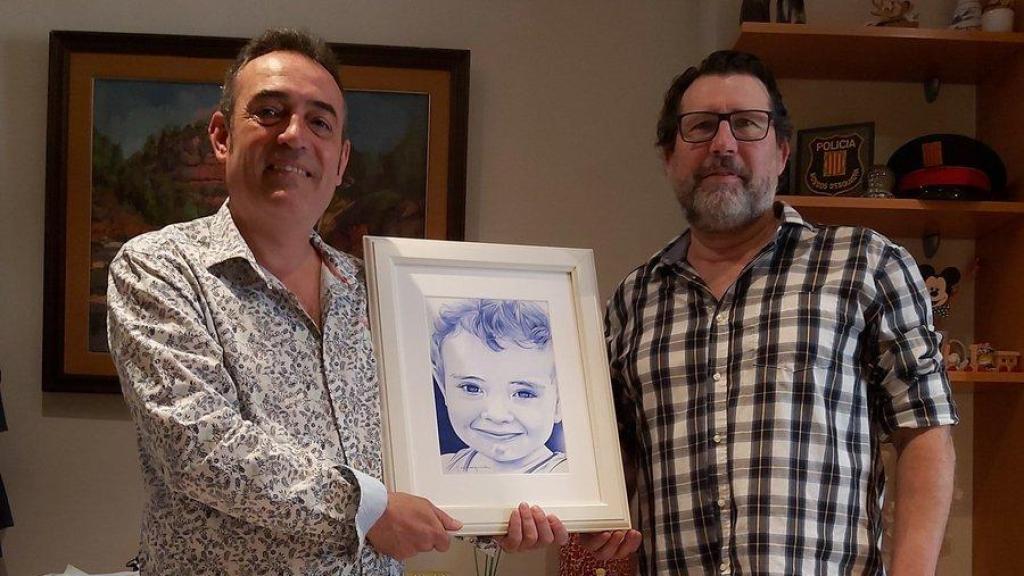 De izquierda a derecha: Javier Martínez, sosteniendo un retrato de su hijo Xavi, junto a Jordi Magrià,  conocido como“Bicman”