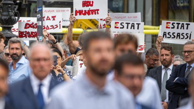 Indignados con la respuesta del Estado a los atentados de Barcelona y Cambrils protestan durante el séptimo aniversario del ataque, en la Rambla, a 17 de agosto de 2024