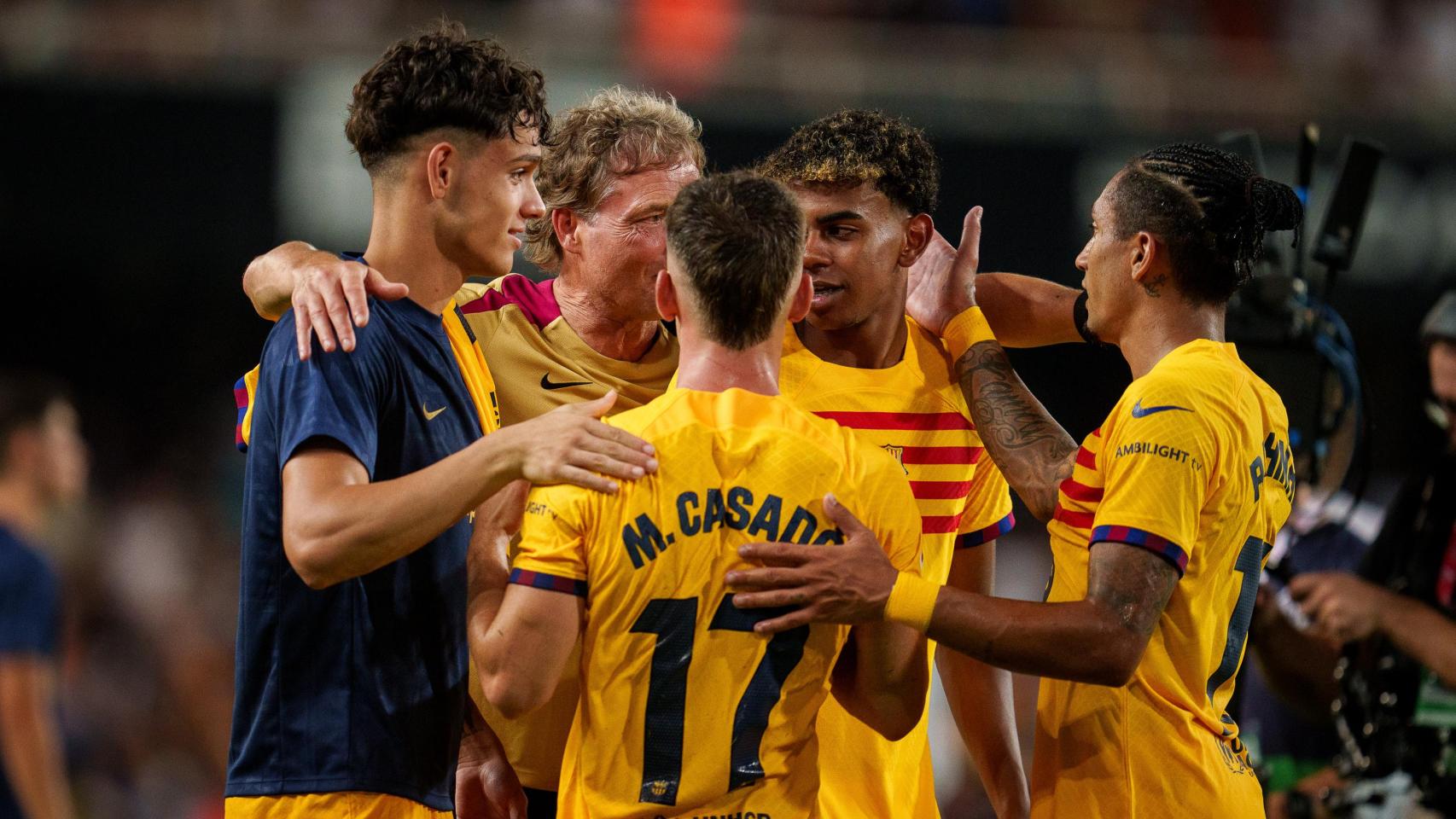 Marcus Sorg felicita a Lamine Yamal, Marc Casadó y Raphinha por la victoria contra el Valencia