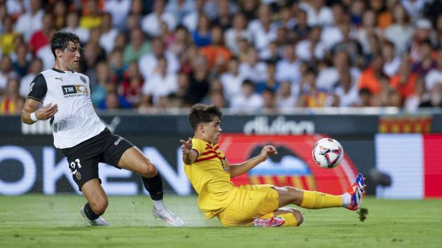 Pau Cubarsí despeja un balón durante el partido contra el Valencia