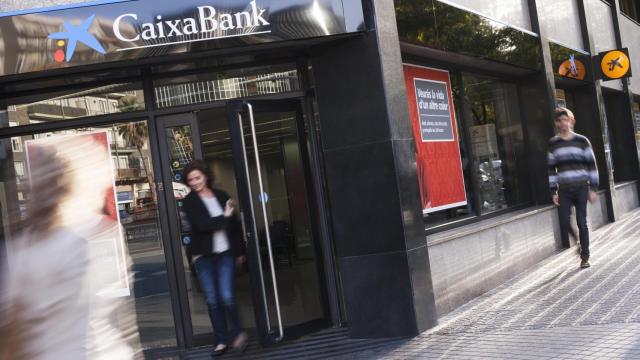 Exterior de una oficina de Caixabank