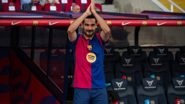 Ilkay Gundogan aparece ante los culés en el Estadi Olímpic de Montjuïc antes del Gamper