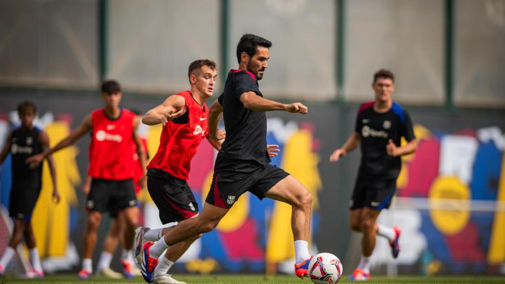 Ilkay Gundogan participa en un entrenamiento del primer equipo del Barça