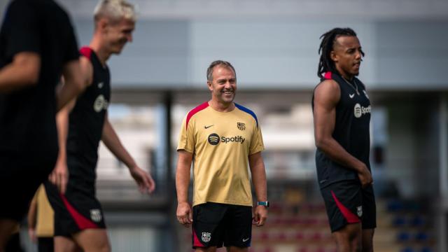 Hansi Flick dirige un entrenamiento del primer equipo del Barça