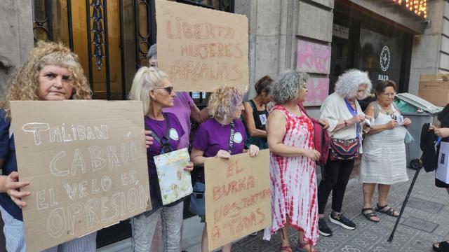 Varias mujeres durante la protesta de CATAB, este lunes 19 de agosto