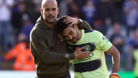 Pep Guardiola junto a Ilkay Gundogan en el Manchester City