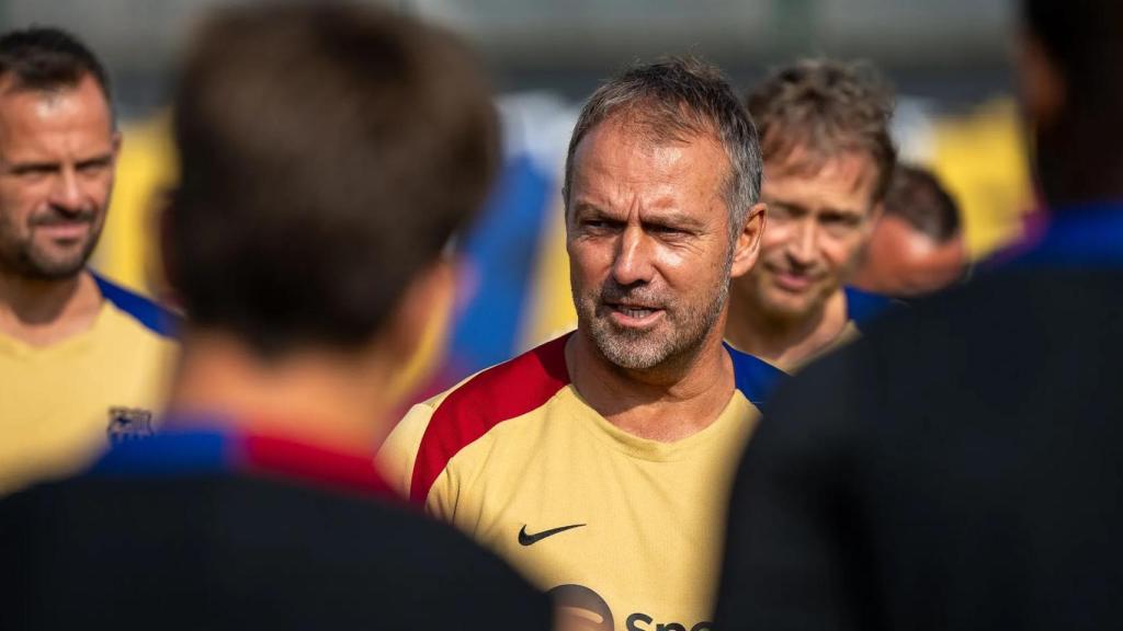 Hansi Flick habla con los futbolistas del Barça antes de un entrenamiento