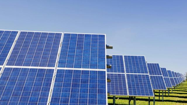 Campo de placas fotovoltaicas para la generación de energía solar