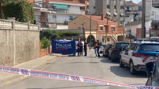 Agentes de los Mossos d'Esquadra cortando la calle de Castellbisbal donde se ha cometido uno de los crímenes machistas de este martes