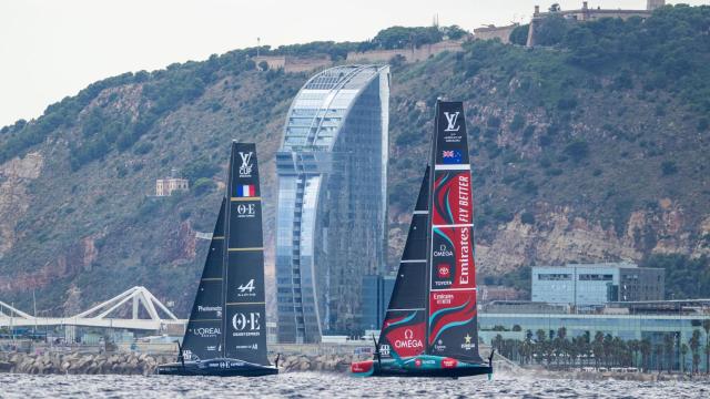 Dos de las AC75 de la Copa América de vela, ante el W Hotel de Barcelona