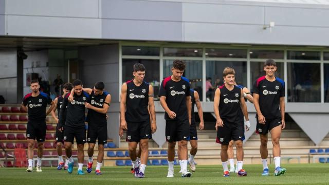 Los futbolistas del Barça se preparan una sesión de entrenamiento